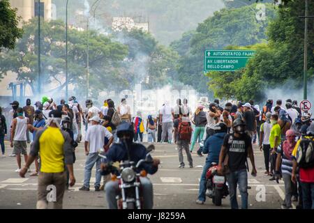 I dimostranti sono concentrati nella avenida Francisco de Miranda in Altamira, della repressione della polizia e della guardia nazionale. Grande marzo dell'OPP Foto Stock