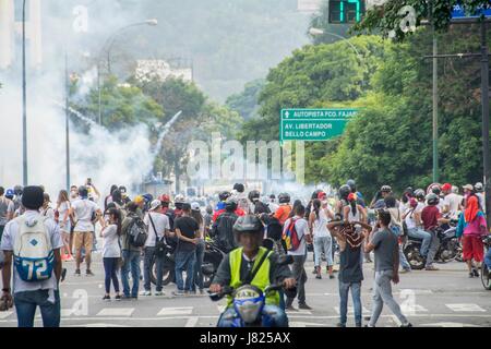 I dimostranti sono concentrati nella avenida Francisco de Miranda in Altamira, della repressione della polizia e della guardia nazionale. Grande marzo dell'OPP Foto Stock