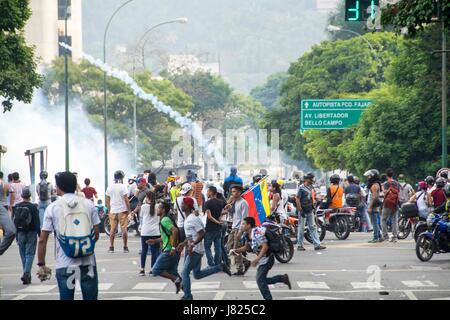 I dimostranti sono concentrati nella avenida Francisco de Miranda in Altamira, della repressione della polizia e della guardia nazionale. Grande marzo dell'OPP Foto Stock