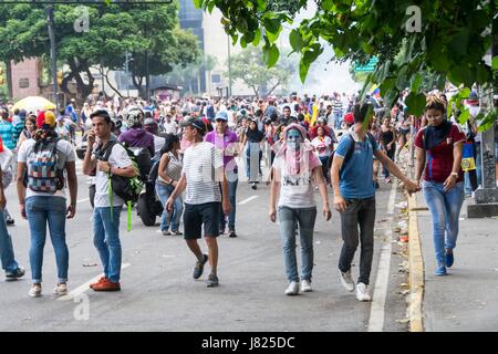 I dimostranti sono concentrati nella avenida Francisco de Miranda in Altamira, della repressione della polizia e della guardia nazionale. Grande marzo dell'OPP Foto Stock