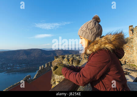 Foto di un turista stanco in appoggio al castello di Visegrad, Ungheria Foto Stock