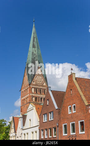 Skyline di Luneburg con la torre di San Johannis chiesa in Germania Foto Stock