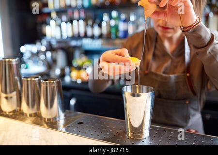 Barista con shaker la preparazione di cocktail al bar Foto Stock