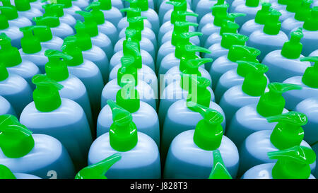 Il colore delle bottiglie di plastica in una fila. Sfondo Foto Stock