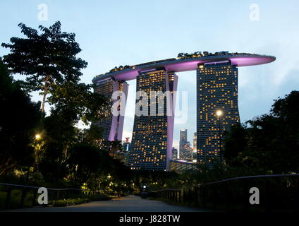 Vista di Marina Bay Sands come visto da giardini dall'alloggiamento. Foto Stock