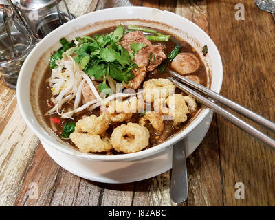 Nam Tok Noodle, Thai Noodle che la minestra aggiunto dal sangue di maiale Foto Stock