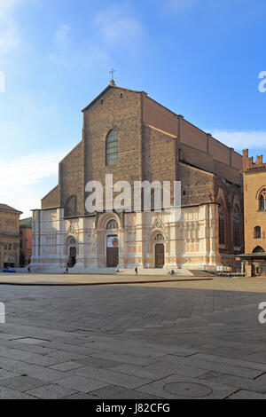 La facciata incompiuta della Basilica di San Petronio, Piazza Maggiore, Bologna, Emilia Romagna, Italia, Europa. Foto Stock