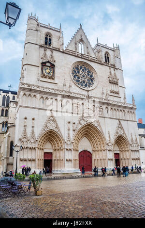 Francia, Lione, vista in alzato frontale di San Giovanni Battista la cattedrale, Cathédrale Saint-Jean-Babtiste de Lyon Foto Stock