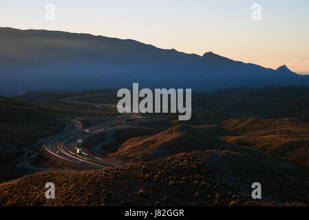 Autostrada attraverso le pendici del deserto Tabernas all'alba, una delle più esclusive deserti del mondo. L'unico deserto europeo e uno dei più famosi Foto Stock