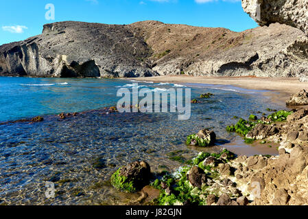 La roccia vulcanica-formazioni a Playa de Monsul. Famosa spiaggia di Cabo de Gata-Nijar parco naturale. Provincia di Almeria. Spagna Foto Stock
