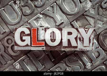 Gloria parola concetto realizzato dalla stampa in rilievo metallico blocchi su molte lettere sullo sfondo Foto Stock