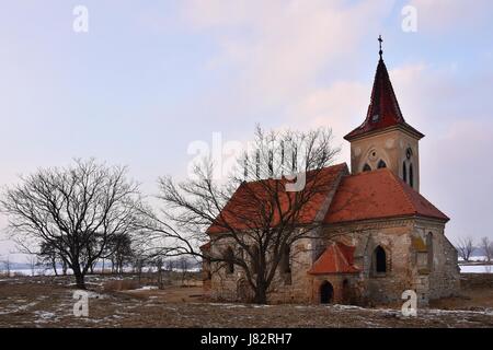 Bella e antica chiesa di San Linhart. Tempio cattolica villaggio di Musov - Pasohlavky, Repubblica Ceca. Foto di paesaggio con tramonto sulla diga New Mills Foto Stock