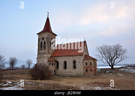 Bella e antica chiesa di San Linhart. Tempio cattolica villaggio di Musov - Pasohlavky, Repubblica Ceca. Foto di paesaggio con tramonto sulla diga New Mills Foto Stock