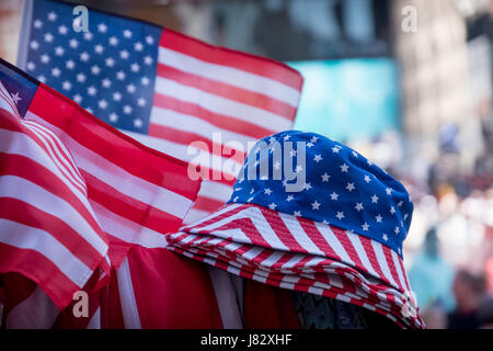 Venditore ambulante patriottica souvenir americani intorno a Times Square a New York. Aprile 2017 Foto Stock