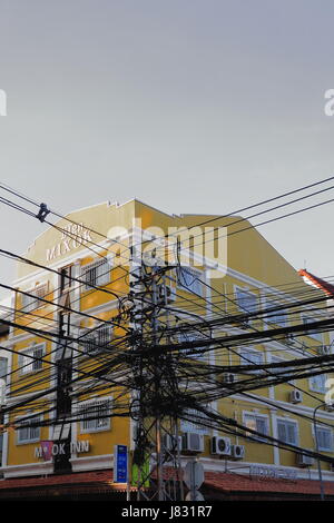 Vientiane, Laos-October 13, 2015: laotiano sistema elettrico che forma spesso grandi grovigli di fili sui poli disposti nella zona del centro cittadino occupando seve Foto Stock