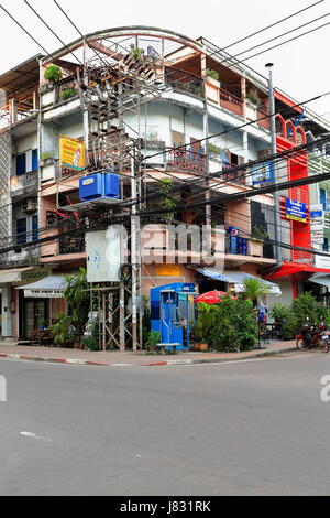 Vientiane, Laos-October 13, 2015: laotiano sistema elettrico che forma spesso grandi grovigli di fili sui poli disposti nella zona del centro cittadino occupando seve Foto Stock