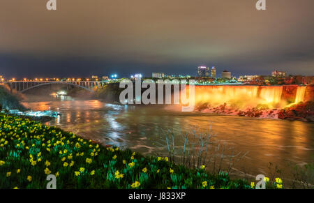 Il Rainbow Bridge e le Cascate del Niagara come visto dal Canada Foto Stock