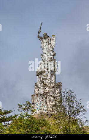 L'Arcangelo Michele e la Bestia statua vicino a las Lajas Santuario - Ipiales, Colombia Foto Stock