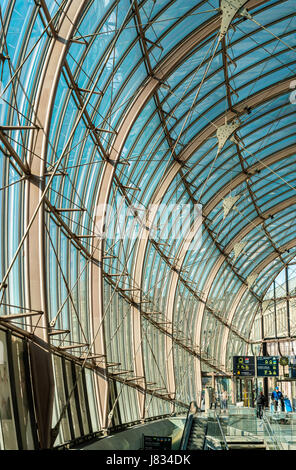 Tettoia moderna presso la Stazione Ferroviaria Centrale di Strasburgo, Francia Foto Stock