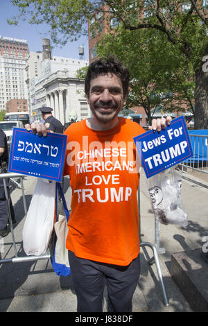 Pro-Trump manifestanti hanno tenuto un contatore piccoli rally attraversata la strada dal giorno di maggio rally & marzo presso la Union Square a New York City. Foto Stock