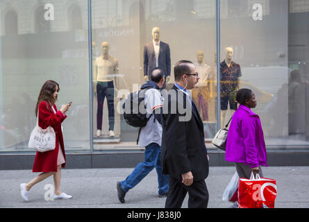 Chi è costantemente il flusso da un JC Penney Department Store a Manhattan Mall su Broadway a New York City. Foto Stock