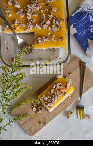 Un pice di dessert su una tavola di legno vista superiore Foto Stock