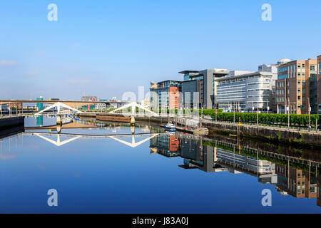 Broomielaw, Glasgow con il business, bancario e del commercio la visualizzazione del distretto lungo il fiume Clyde verso il ponte di Tradeston conosciuto localmente come il Sq Foto Stock