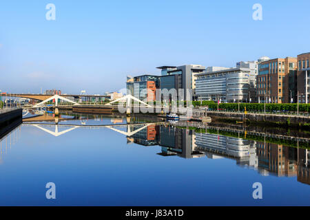 Broomielaw, Glasgow con il business, bancario e del commercio la visualizzazione del distretto lungo il fiume Clyde verso il ponte di Tradeston conosciuto localmente come il Sq Foto Stock