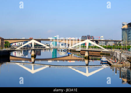 Broomielaw, Glasgow con il business, bancario e del commercio la visualizzazione del distretto lungo il fiume Clyde verso il ponte di Tradeston conosciuto localmente come il Sq Foto Stock