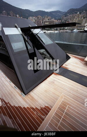 AJAXNETPHOTO. 28 SETT 2003. MONTE CARLO, monaco. - Bombardiere STEALTH O SUPER YACHT? - Timoneria estremità anteriore della nuova Wally Power 118 TRIPLE TURBINA A GAS POWERED motor yacht. Foto:JONATHAN EASTLAND/AJAX. REF:31009 7 Foto Stock
