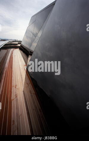 AJAXNETPHOTO. 28 SETT 2003. MONTE CARLO, monaco. - Bombardiere STEALTH O SUPER YACHT? - Sovrastruttura della nuova Wally Power 118 TRIPLE TURBINA A GAS POWERED motor yacht. Foto:JONATHAN EASTLAND/AJAX. REF:31009 5 Foto Stock