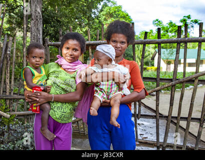 Due giovani filippini Aeta madri con i loro bambini in bustine di the Village, isola di Luzon nelle Filippine. Foto Stock