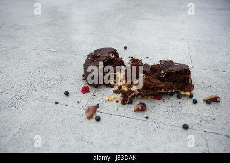 Angolo di Alta Vista della torta al cioccolato sul pavimento al cafe Foto Stock