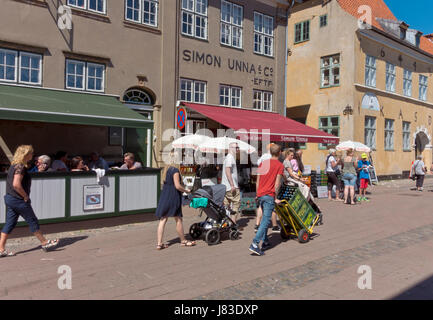 Commercio transfrontaliero in Helsingør / Elsinore. Molti svedesi comprare alcol, il vino e la birra e il trasporto di bevande le poche centinaia di metri per il traghetto per la Svezia Foto Stock