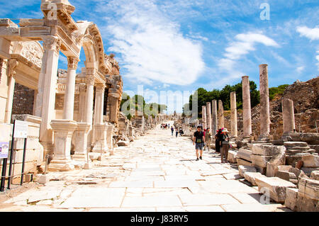 Izmir, Turchia - 10 Maggio 2017: il tempio di Adriano rovine con i turisti a piedi attorno a anceint città di Efeso sulla giornata di sole Foto Stock