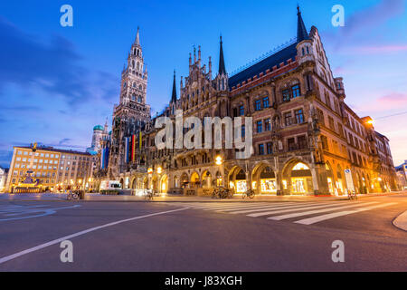 Panorama notturno di Marienplatz e Munich city hall di Monaco di Baviera, Germania. Foto Stock