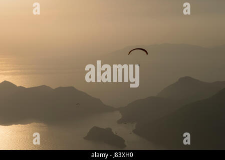 Parapendio in Oludeniz Foto Stock