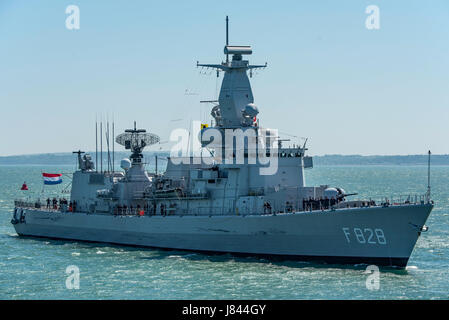 Marina olandese (Koninklijke Marine) frigate HNLMS Van Speijk (F828) arrivando a Portsmouth, nel Regno Unito il 26 maggio 2017. Foto Stock