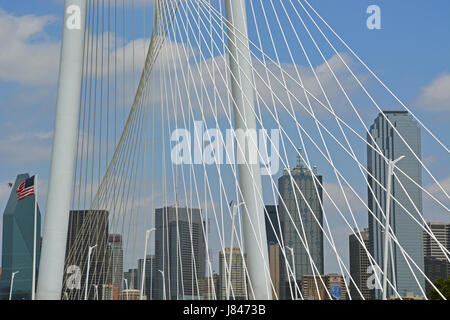 Margaret Hunt Hill bridge a Dallas è stato progettato dall'architetto spagnolo Santiago Calatrava e è diventato una icona architettonica per la città. Foto Stock