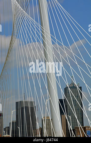 Margaret Hunt Hill bridge a Dallas è stato progettato dall'architetto spagnolo Santiago Calatrava e è diventato una icona architettonica per la città. Foto Stock