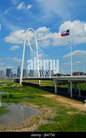 Margaret Hunt Hill bridge a Dallas è stato progettato dall'architetto spagnolo Santiago Calatrava e è diventato una icona architettonica per la città. Foto Stock