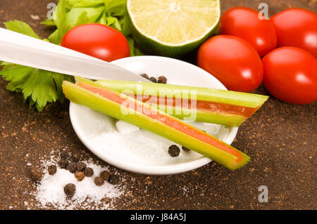 L'alcol vodka jelly stick rosso pomodoro bar tavern calice di vetro tumbler pepe Foto Stock