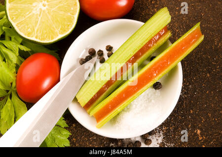 L'alcol vodka jelly stick rosso pomodoro bar tavern calice di vetro tumbler pepe Foto Stock