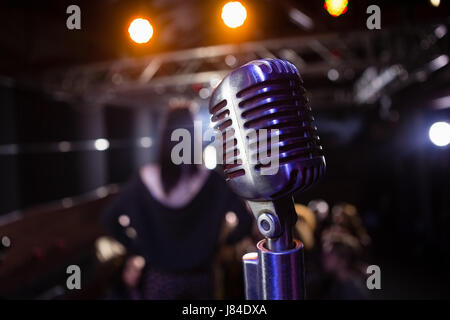 Close-up di microfono retrò in un concerto Foto Stock
