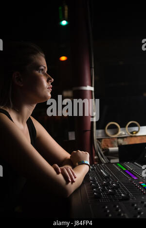 Femmina ingegnere audio con mixer audio in studio di registrazione Foto Stock