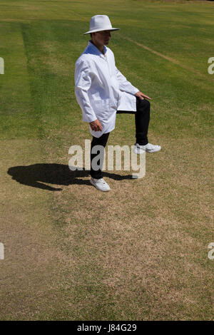 Cricket arbitro gamba di segnalazione bye sul campo durante il match Foto Stock