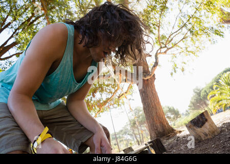 Ubriaco vomito nel parco Foto Stock