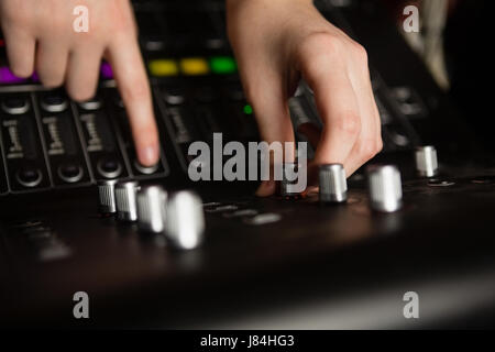 Le mani delle donne ingegnere audio con mixer audio in studio di registrazione Foto Stock