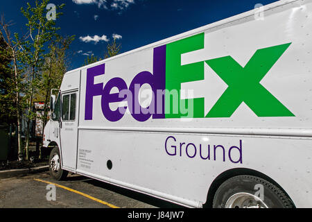 Park City, UT, 12 Maggio 2017: Bright Sun shiines su un lato di un parcheggiato FedEx Ground white carrello. Foto Stock
