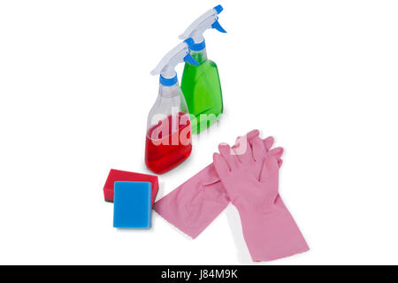 Detergente spray bottiglie, tampone di spugna e guanto di gomma disposti su sfondo bianco Foto Stock